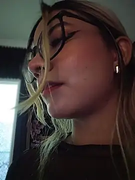 Pretty roxxyy online show from March 2026 11:21:02 AM