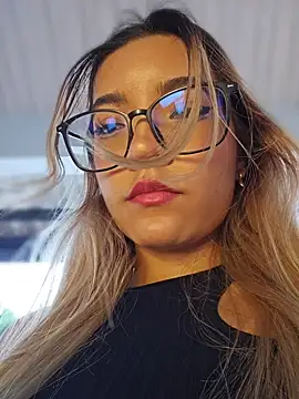 Pretty roxxyy online show from April 2026 11:42:01 AM