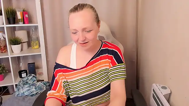Snapshot of Karen_Villis chatting on May 2026 12:00:01 PM Karen Villis online show from May 2026 12:00:01 PM