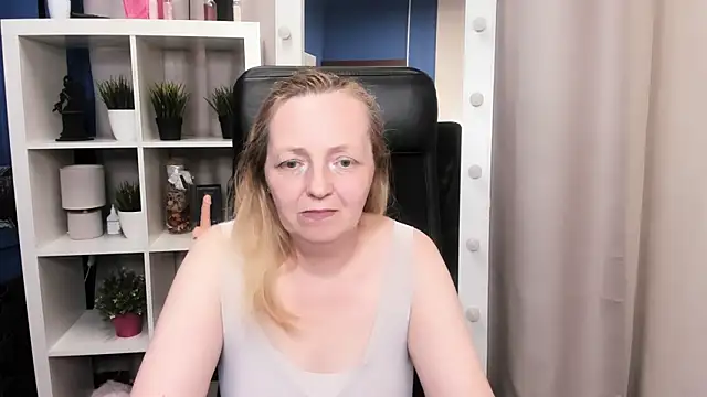 Snapshot of Karen_Villis chatting on July 2026 12:22:02 PM Karen Villis online show from July 2026 12:22:02 PM