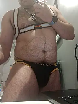 Snapshot of CloudyMuscleBeefy chatting on November 2025 02:32:01 PM CloudyMuscleBeefy online show from November 2025 02:32:01 PM