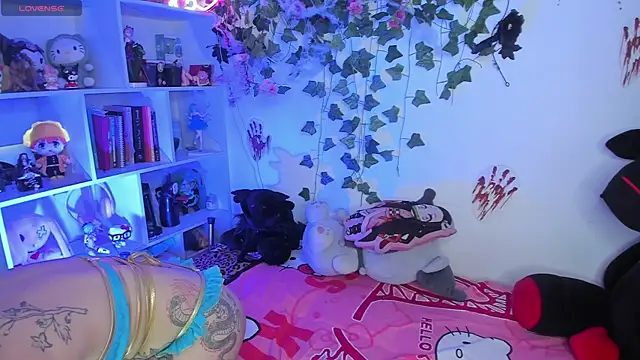 sarahminage  online show from November 2025 05:57:02 PM