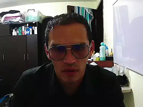 Snapshot of DOBLEWYOSK69G chatting on September 2025 10:21:02 PM DOBLEWYOSK69G online show from September 2025 10:21:02 PM