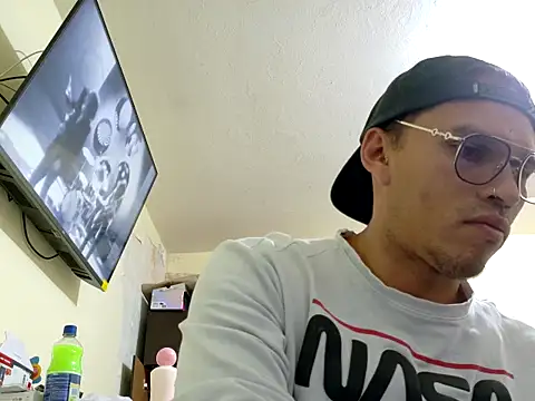 Snapshot of DOBLEWYOSK69G chatting on October 2025 01:32:01 PM DOBLEWYOSK69G online show from October 2025 01:32:01 PM