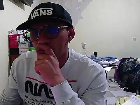 Snapshot of DOBLEWYOSK69G chatting on October 2025 05:37:02 AM DOBLEWYOSK69G online show from October 2025 05:37:02 AM