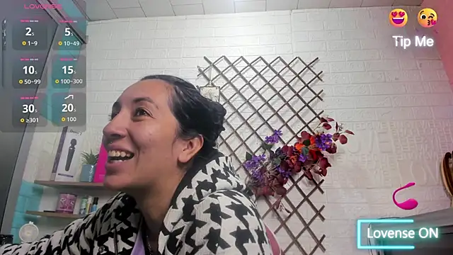 Snapshot of SALOME_KORLAND chatting on June 2026 04:44:01 PM SALOME KORLAND online show from June 2026 04:44:01 PM