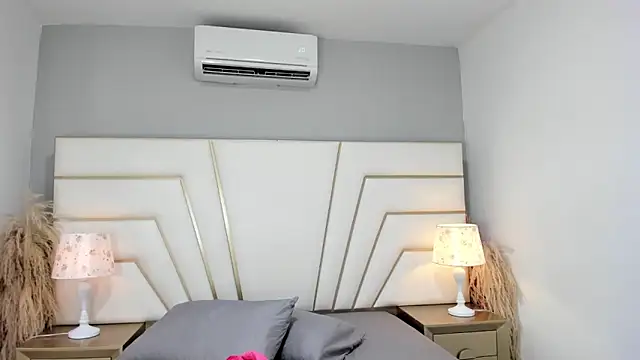 Lucianaa Collins online show from November 2025 01:00:01 PM