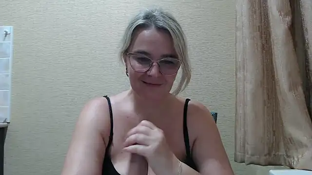 Snapshot of EleanoraDream chatting on July 2026 07:57:01 PM EleanoraDream online show from July 2026 07:57:01 PM
