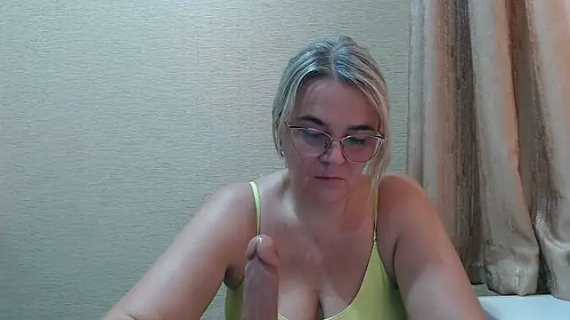 Snapshot of EleanoraDream chatting on July 2026 05:14:01 AM EleanoraDream online show from July 2026 05:14:01 AM
