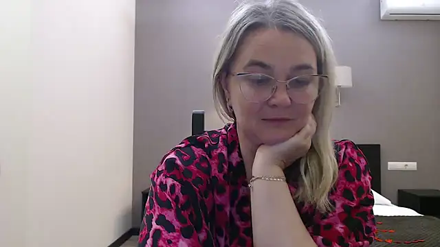 Snapshot of EleanoraDream chatting on July 2026 06:43:02 PM EleanoraDream online show from July 2026 06:43:02 PM