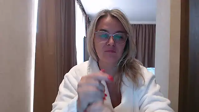 Snapshot of EleanoraDream chatting on July 2026 05:25:02 AM EleanoraDream online show from July 2026 05:25:02 AM