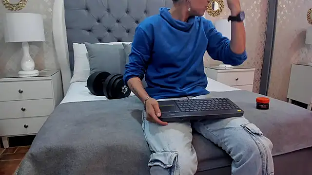 ZoeKrug online show from September 2025 11:43:01 AM