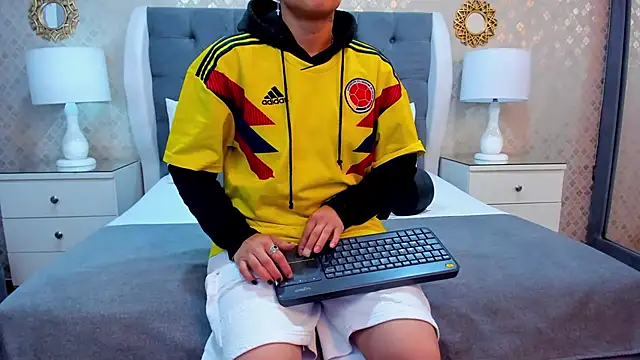 ZoeKrug online show from October 2025 11:53:01 AM