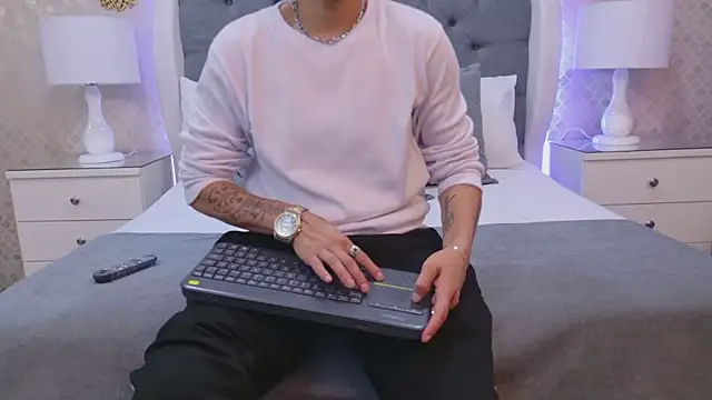 ZoeKrug online show from November 2025 08:52:02 PM