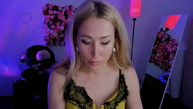 AstraMonroe online show from April 2026 10:32:01 AM