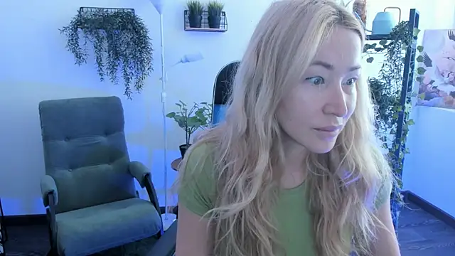 Snapshot of AstraMonroe chatting on May 2026 04:42:02 AM AstraMonroe online show from May 2026 04:42:02 AM