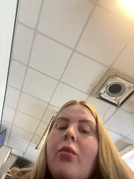 IslaMae online show from March 2026 01:39:01 PM