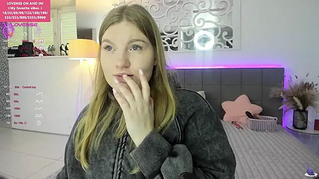 Snapshot of AshleyJoness chatting on November 2025 06:04:02 AM AshleyJoness online show from November 2025 06:04:02 AM