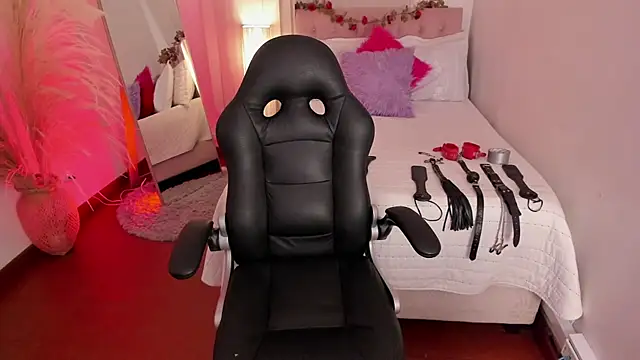 Lucie Harper online show from October 2025 08:32:01 PM