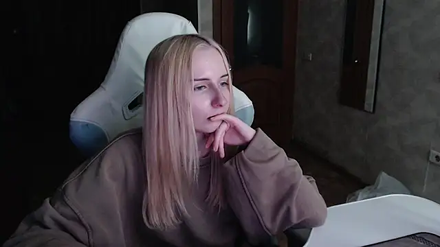 Cutti Crystal online show from April 2026 04:12:01 PM