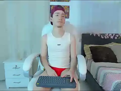 ThiagooJames online show from November 2025 02:00:02 AM