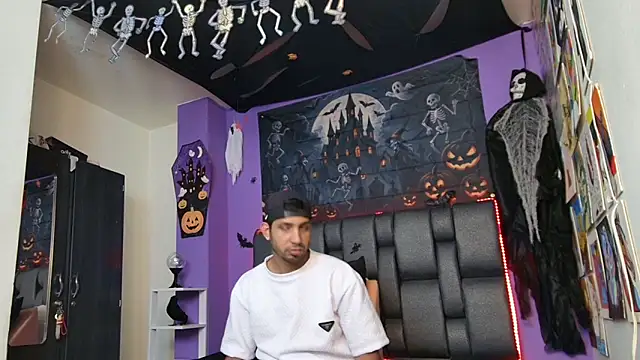 ashtoncooperr online show from October 2025 07:01:02 PM