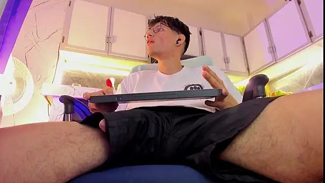 david huge online show from November 2025 01:36:01 PM