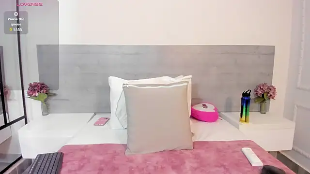 sunnyWhitee online show from September 2025 07:04:01 PM