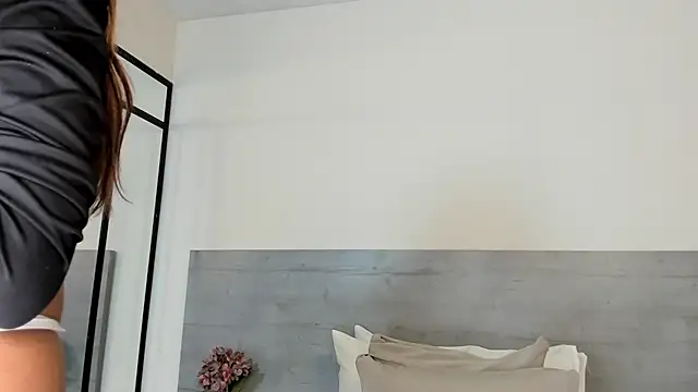 sunnyWhitee online show from March 2026 07:09:01 PM