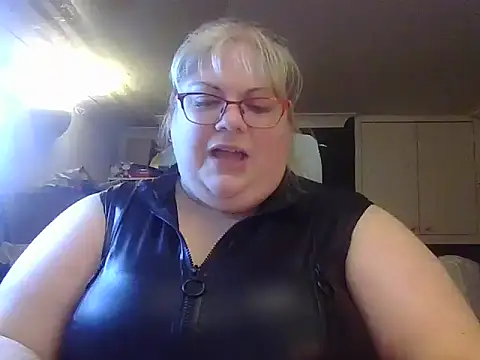 Kinkyhousewife83 online show from November 2025 05:46:02 PM