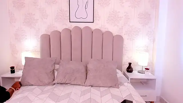 ShaynaHosk online show from December 2025 11:17:01 AM