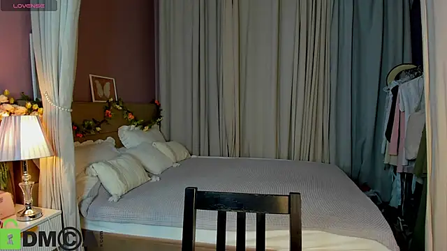 Agnes Wells online show from November 2025 09:22:01 AM