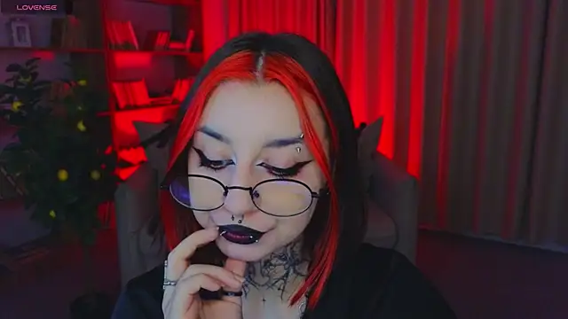 Snapshot of Mistress__Marcelline chatting on May 2026 01:22:02 AM Mistress Marcelline online show from May 2026 01:22:02 AM