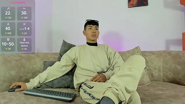 LoganTwink18 online show from November 2025 12:48:02 PM