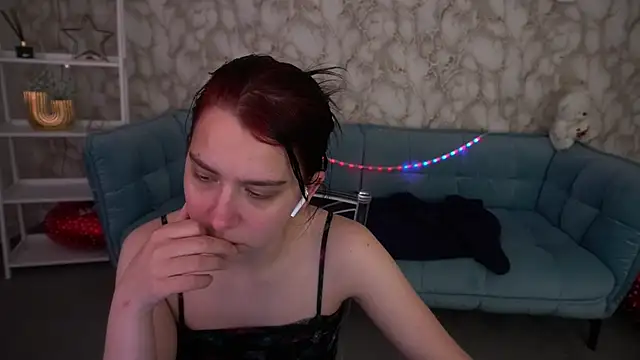 LiviaShy online show from April 2026 07:28:01 PM