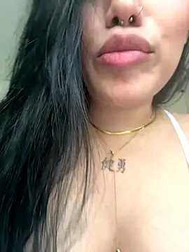 Snapshot of Bella__Wood chatting on September 2025 05:51:01 PM Bella Wood online show from September 2025 05:51:01 PM