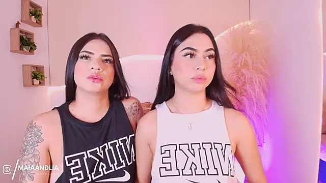 maia lia  online show from October 2025 11:46:02 PM