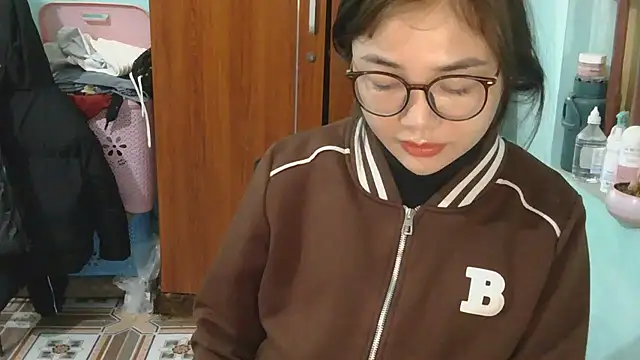 Uhem112 online show from November 2025 12:44:01 AM