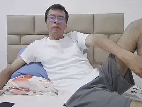 skinnylatino51 online show from February 2026 12:42:02 AM