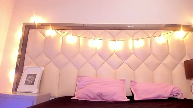 Scarletbigbug online show from February 2026 12:00:01 PM