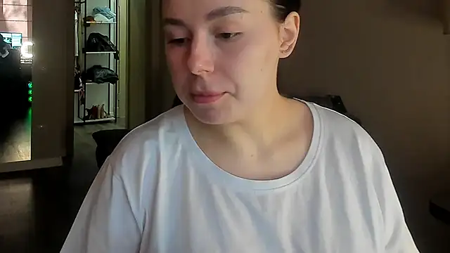 Snapshot of Di_na_Bell chatting on April 2026 05:47:02 AM Di na Bell online show from April 2026 05:47:02 AM