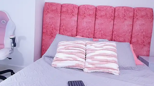 emmacurvy online show from November 2025 03:06:02 AM