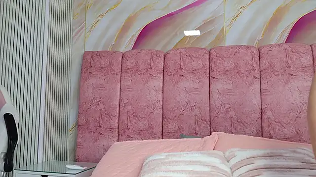 emmacurvy online show from April 2026 03:02:01 AM