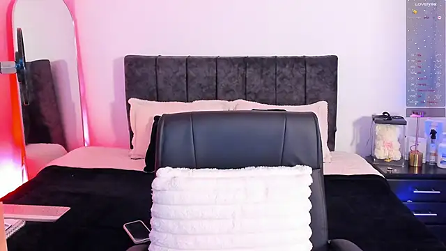 Taylormaxwell online show from February 2026 08:05:01 PM