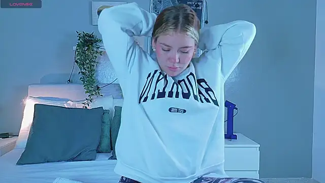 BelaMiller  online show from September 2025 11:46:02 AM