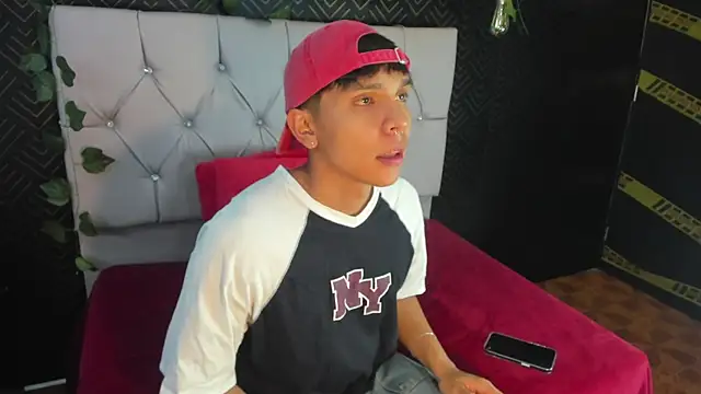 Snapshot of Thiago_Kozak chatting on October 2025 01:12:02 PM Thiago Kozak online show from October 2025 01:12:02 PM