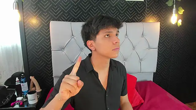 Snapshot of Thiago_Kozak chatting on October 2025 03:24:01 PM Thiago Kozak online show from October 2025 03:24:01 PM