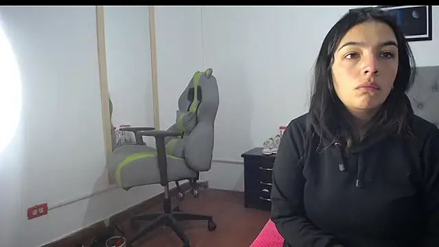 Esmeraldaa- online show from September 2025 05:21:01 AM