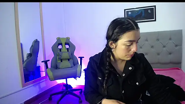 Esmeraldaa- online show from September 2025 03:54:01 AM