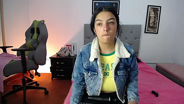 Esmeraldaa- online show from October 2025 05:16:01 AM